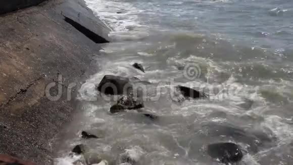 海水在石头上破碎视频的预览图