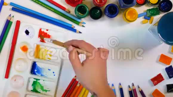 色彩斑斓的背景艺术家手绘彩虹从上面的艺术家办公桌视频的预览图