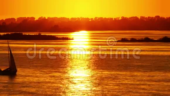 在日落的天空背景下船帆游艇在海上的轮廓视频的预览图