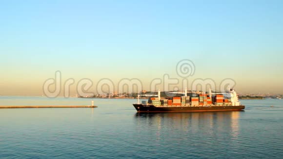 集装箱船接近码头视频的预览图