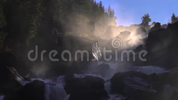 背光中岩石瀑布的足迹视频的预览图