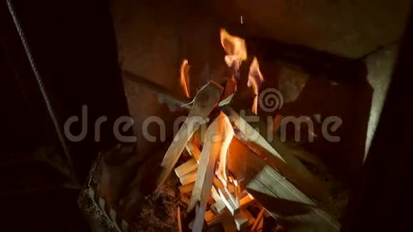在壁炉烤箱里烧木棍高清特写慢镜头视频的预览图