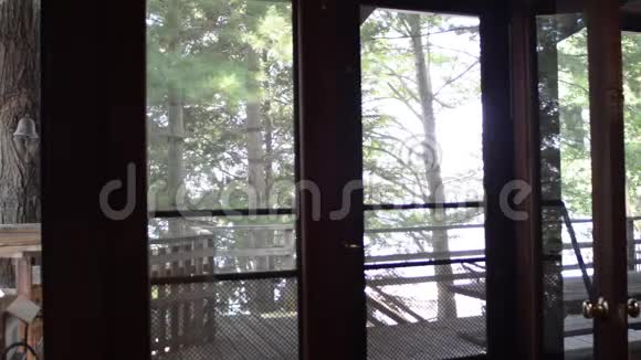 木屋门外的树木视频的预览图