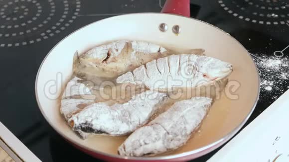 鱼在锅里用油煎视频的预览图