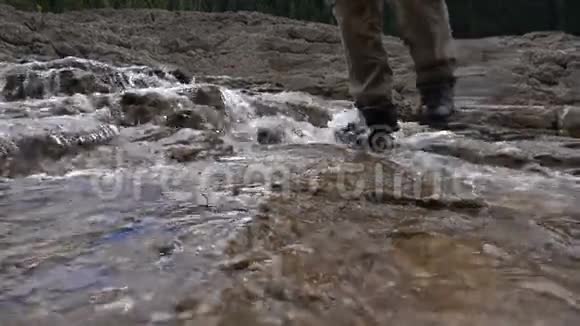 穿过小溪的人在水面上行走视频的预览图