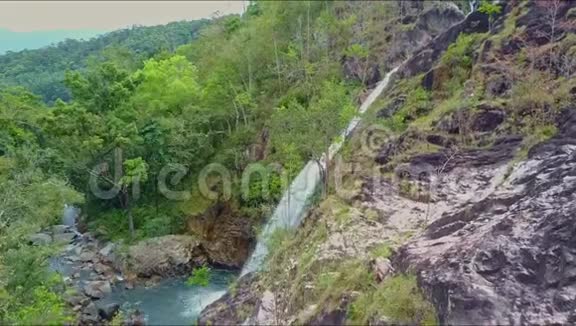 鸟瞰丘陵景观与瀑布湖和丛林视频的预览图