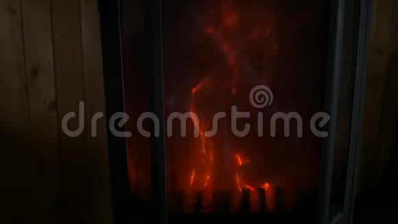 在木屋的壁炉烤箱里燃烧着火视频的预览图