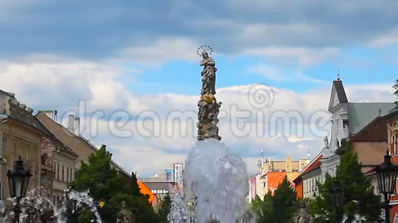 斯洛伐克科西塞镇的建筑和雕塑视频的预览图