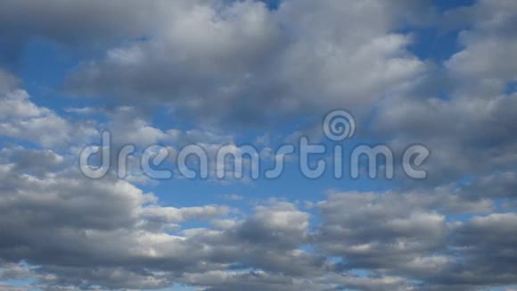 多云的蓝天许多白色和灰色的云慢慢地飞走了视频的预览图