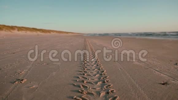 晚上在沙滩上留下轮胎痕迹视频的预览图