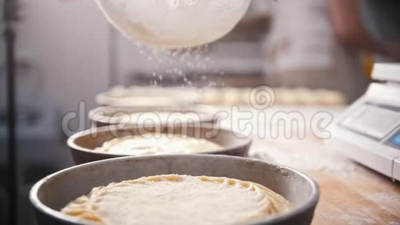 在面包店里做面粉和糖饰品的饼干视频的预览图