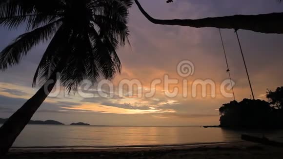 泰国特拉特省美丽的日落天空和椰海海滩视频的预览图