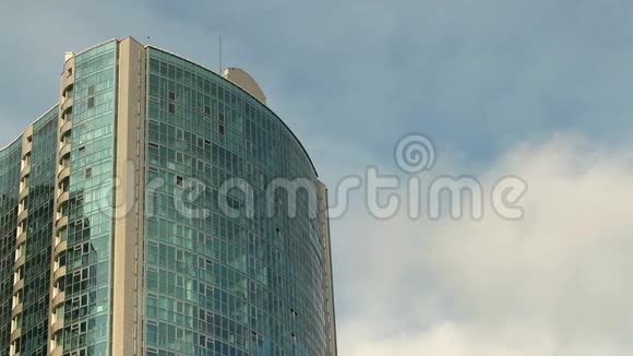 云映在摩天大楼的墙上视频的预览图