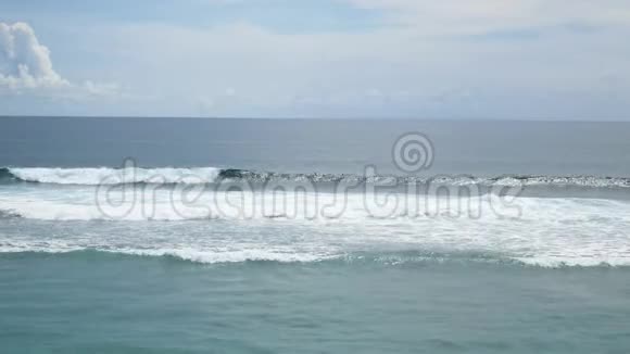 冲浪者在巴厘岛冲浪海滩乘海啸潮浪印度尼西亚巴厘4K视频的预览图