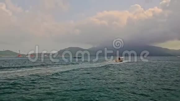 沿青海乘摩托艇径行至远山斜坡道视频的预览图