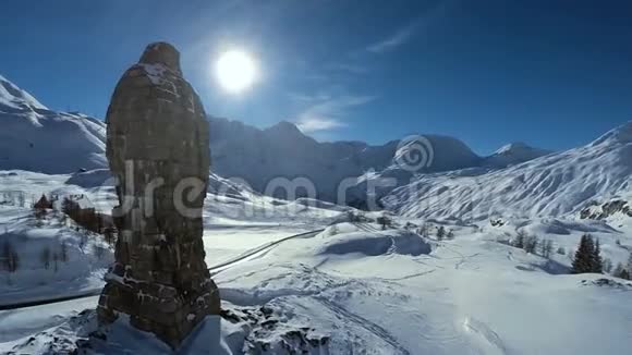 冬季雪景山地自然山鹰娱乐视频的预览图