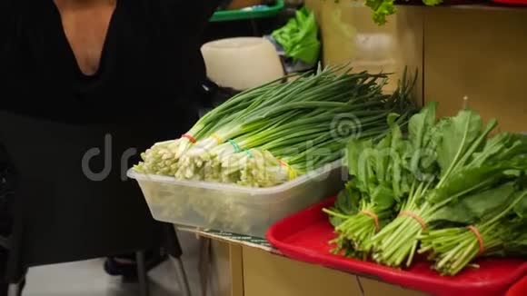 柜台上集市上的蔬菜和蔬菜的特写洋葱芹菜欧芹迪尔4k视频的预览图