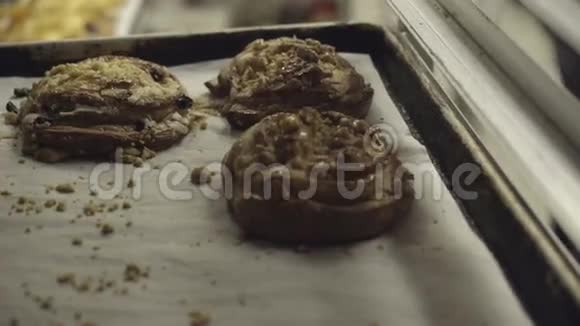 厨房里的丹麦菜和馅饼视频的预览图