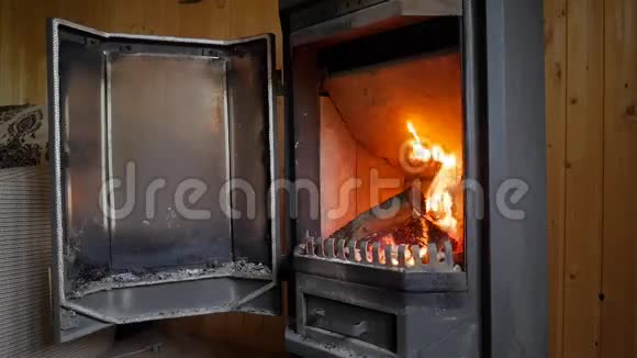 在木屋里打开壁炉烤箱视频的预览图