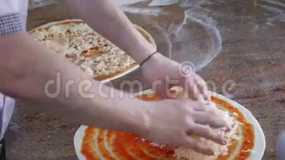 在厨房做饭把配料放在披萨上披萨的概念生产和运送食品关闭视频的预览图