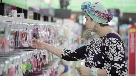 美丽的高加索女人在购物中心挑选一个酒吧视频的预览图