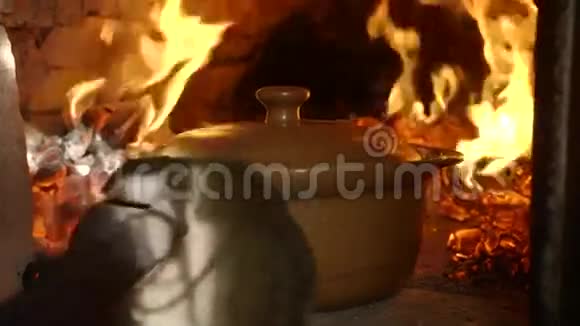 厨师把汤盆放在火炉上旧乌克兰正宗烤箱视频的预览图