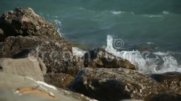 巨大的海浪拍打着岩石视频的预览图