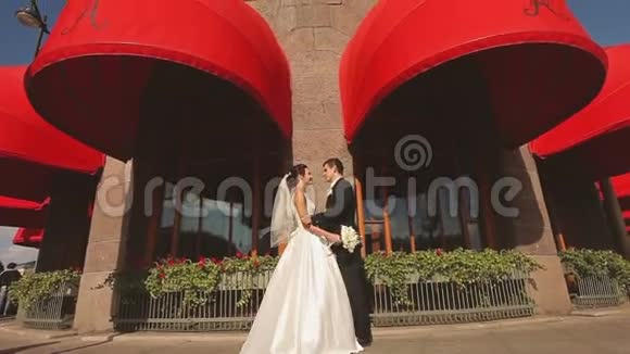 新娘和新郎在酒店附近的大街接吻视频的预览图