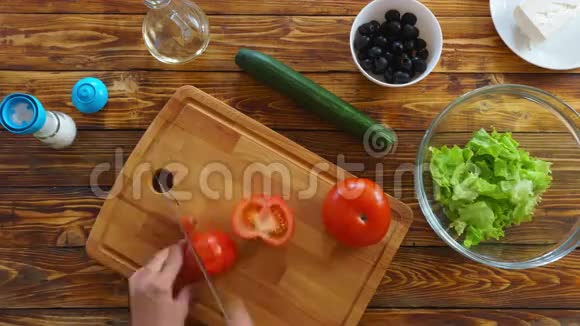 女人准备希腊沙拉食谱的时间间隔视频的预览图