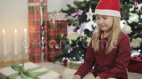圣诞礼物惊喜金发女孩赠送礼品盒视频的预览图
