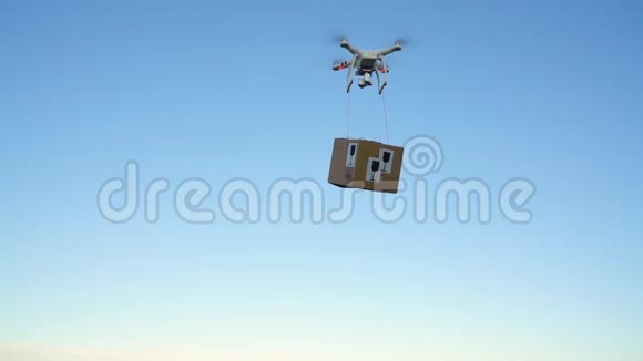 在一个视频中有4个无人机在天空背景下传送包裹视频的预览图
