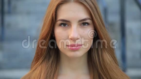 一幅美丽的白种人妇女的肖像长发在城市里微笑视频的预览图