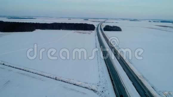 在冬天的田野里飞过马路视频的预览图