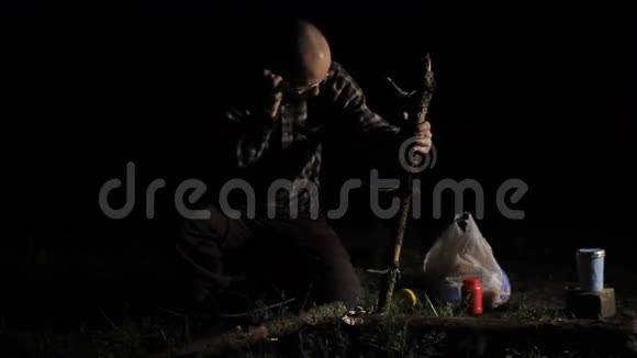 人在夜里砍一棵小树视频的预览图
