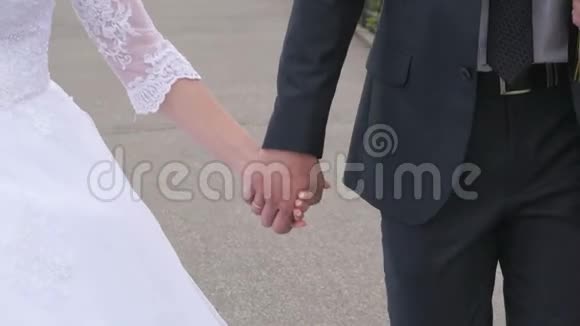 新娘和新郎在散步时牵手视频的预览图