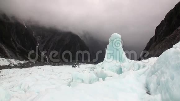 新西兰雪山冰川上的登山者视频的预览图