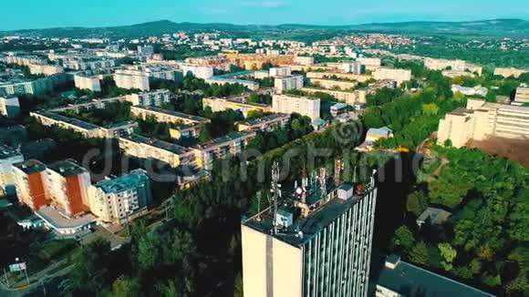 美丽的城市景观从空中看到高层建筑从无人机射击视频的预览图