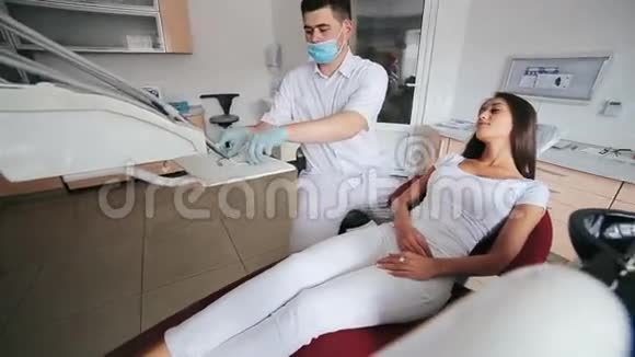 牙医检查年轻女子的牙齿视频的预览图