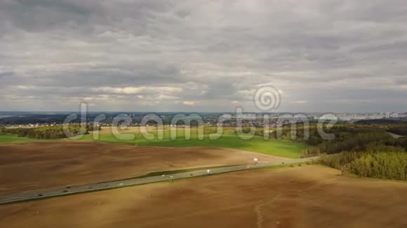 空中无人机拍摄乡村景色科普特飞过美丽的绿色草地田野收获后和道路视频的预览图