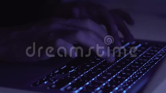手在黑暗中敲电脑键盘视频的预览图