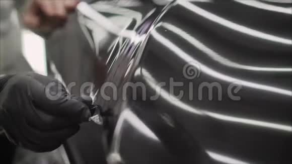 特写从汽车上撕下保护膜从车上撕下保护膜视频的预览图