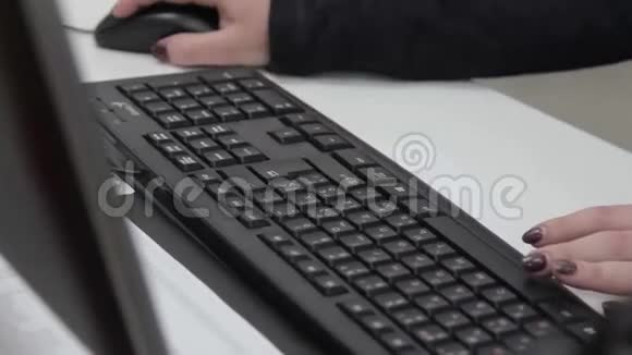 一个女人在电脑上敲键盘视频的预览图