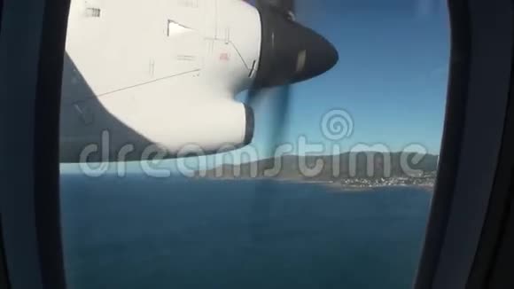 新西兰海洋和青山背景下的螺旋桨飞机视频的预览图