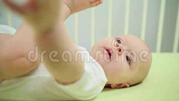 婴儿躺在婴儿床上哭泣视频的预览图