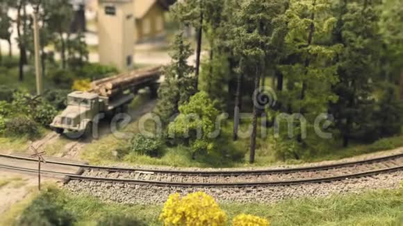 模范铁路火车穿过曲线铁路运输娱乐玩具业视频的预览图