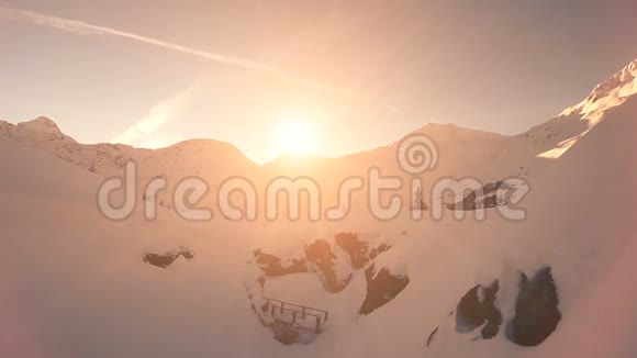 飞槽雪景冬季自然日落鸟瞰飞行视频的预览图