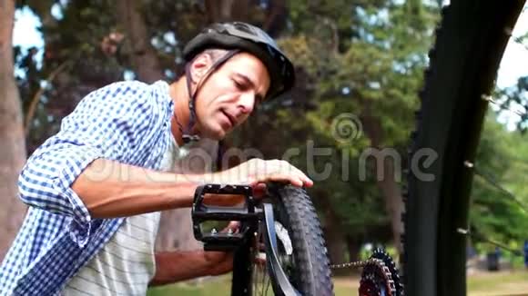男人检查他的自行车轮胎视频的预览图