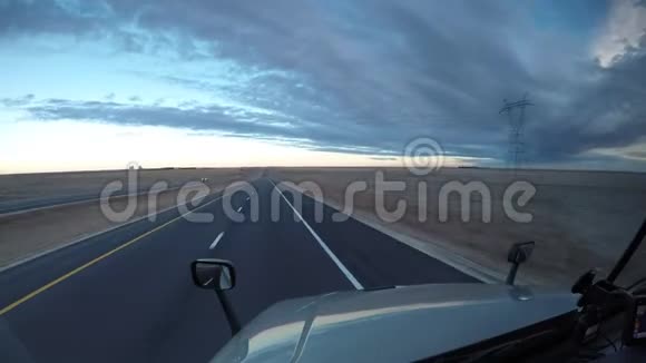 半卡车挡风玻璃高速公路行驶时间视频的预览图
