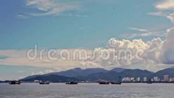 带船的海滨度假城景视频的预览图