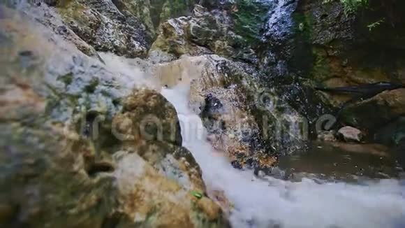 小福米山瀑布流入河流视频的预览图